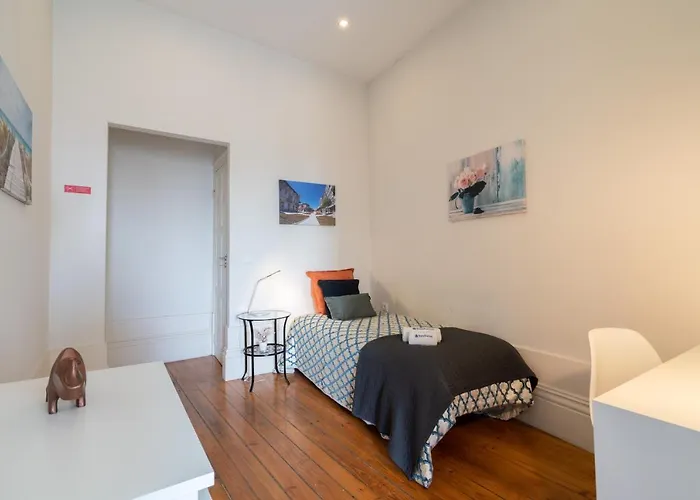 Host Wise - Sweet Bright Flats - Center