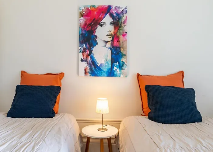 Host Wise - Sweet Bright Flats - Center