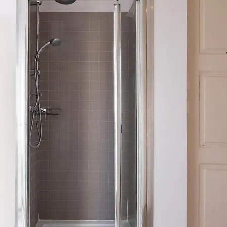 Host Wise - Sweet Bright Flats - Center *