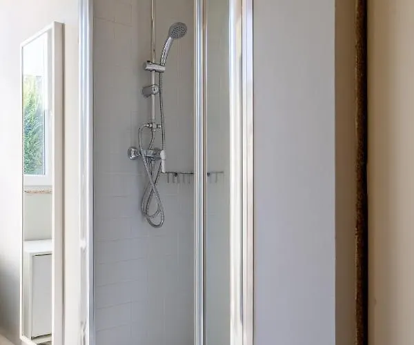 Host Wise - Sweet Bright Flats - Center