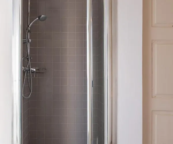 Host Wise - Sweet Bright Flats - Center *