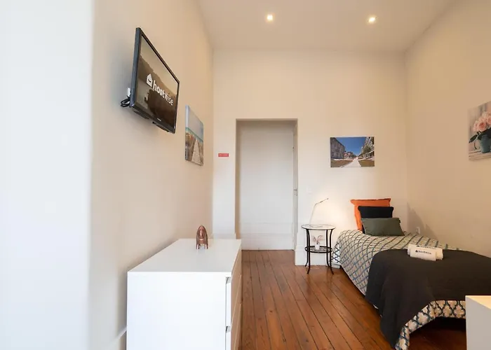 Host Wise - Sweet Bright Flats - Center *