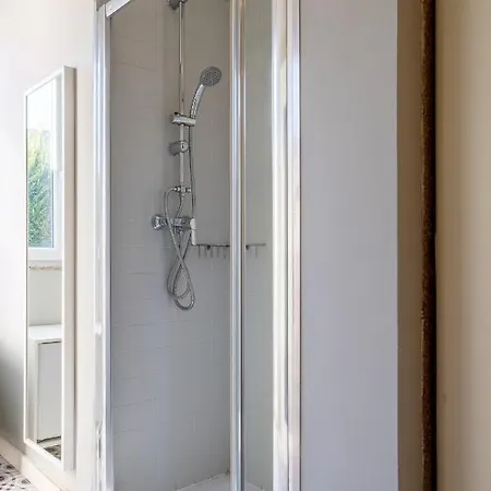 Host Wise - Sweet Bright Flats - Center