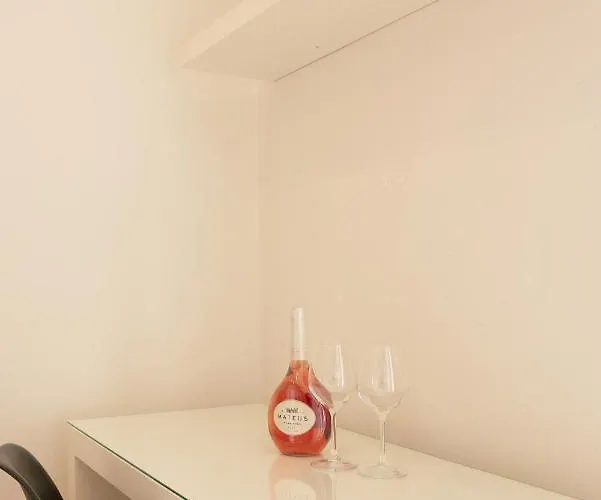 Host Wise - Sweet Bright Flats - Center *